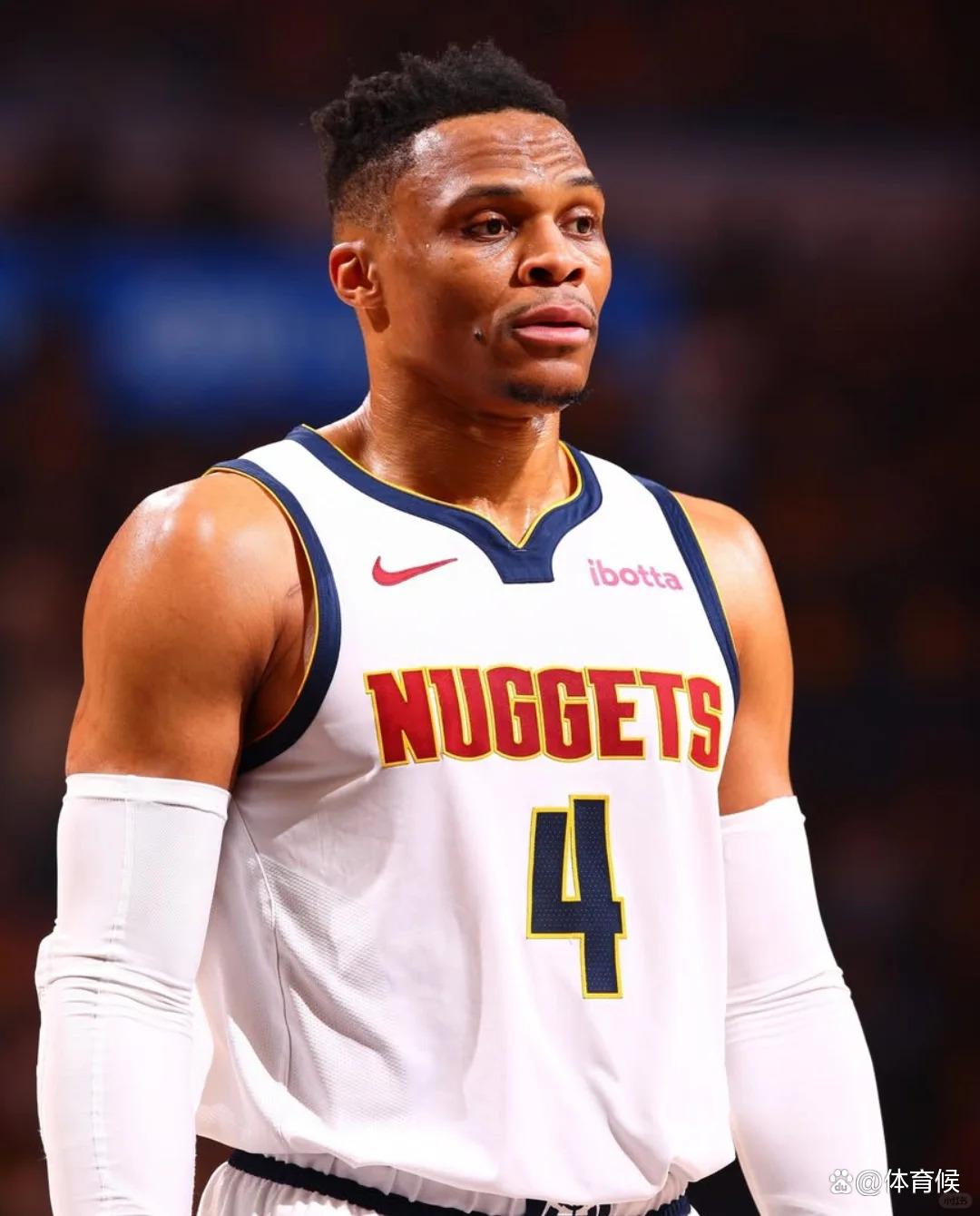 苏格兰女足队长卡思伯特与中国队比赛时头部受伤，被紧急送医（苏格兰女足队长卡思伯特在对华比赛中头部受伤，紧急送往医院）