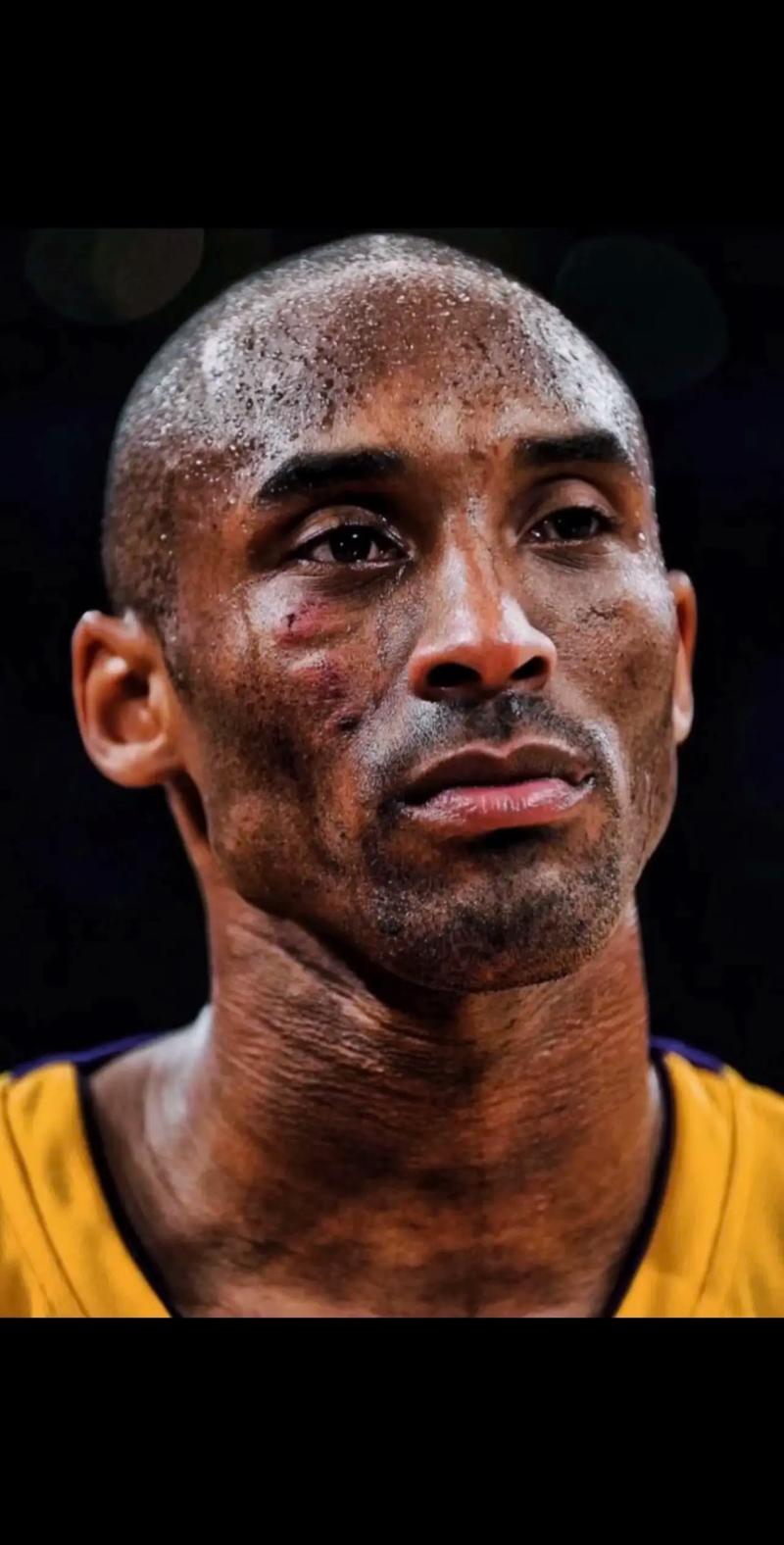 “罗马队友基情互动”，德罗西赛后新闻发布会被哲科亲吻（罗马队友暖心互动：德罗西在赛后发布会上被哲科亲吻）