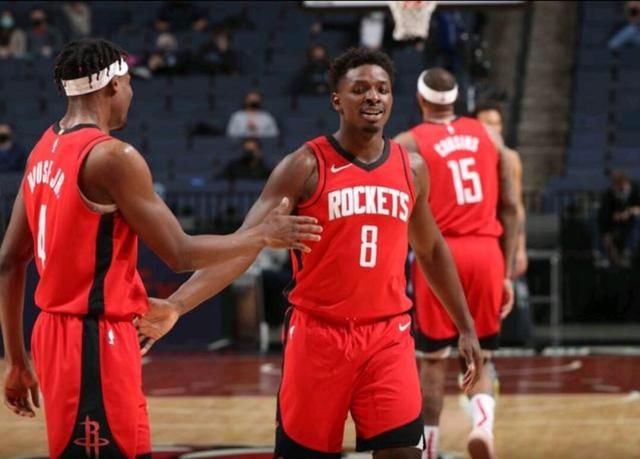 胡明轩拿下26分错失绝杀，澳大利亚全队安慰胡明轩（砍下26分却绝杀不进，胡明轩赛后获澳大利亚队集体安慰）